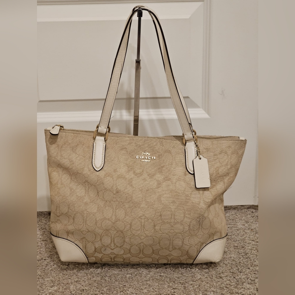 🦋 Coach Leather Monogram Shoulder Bag